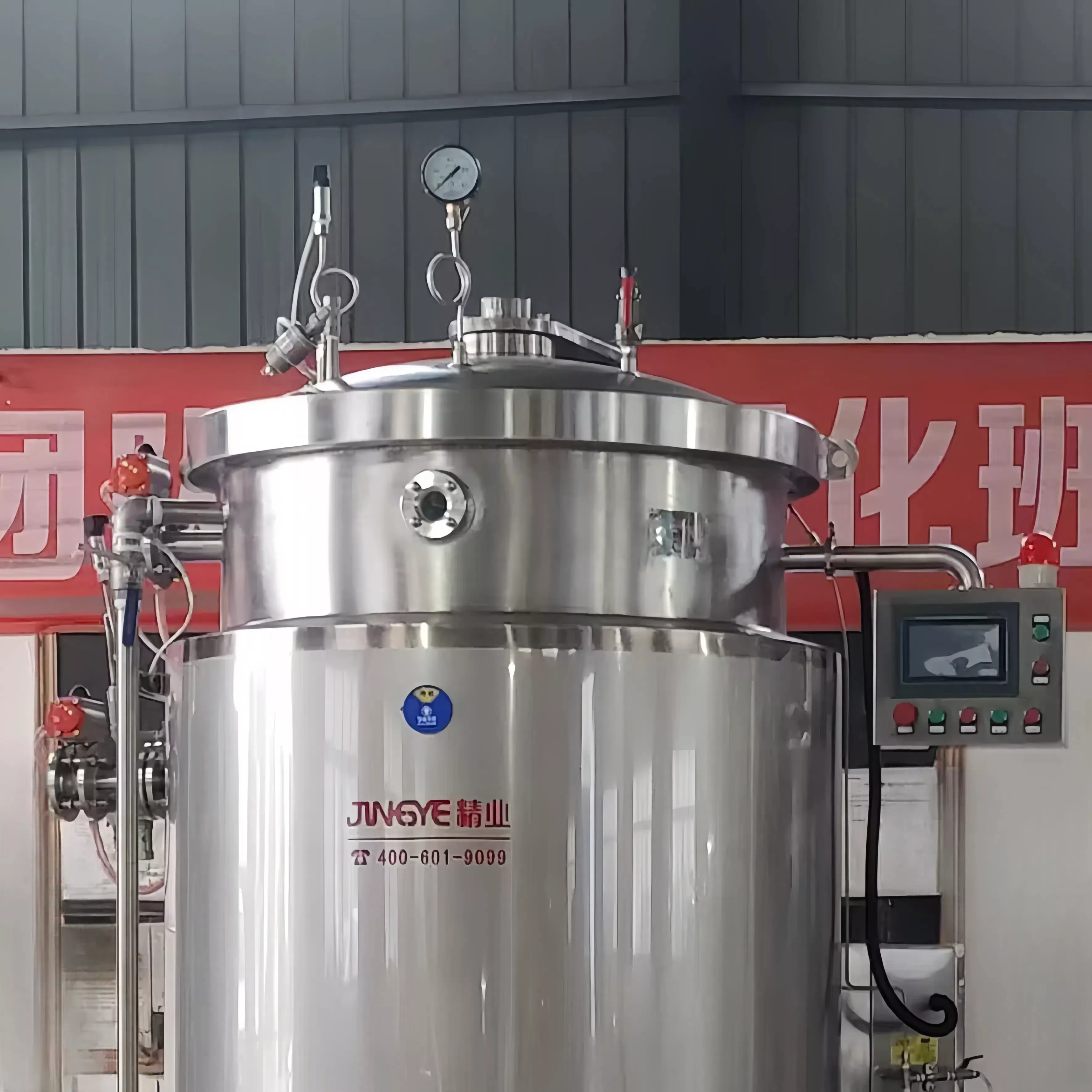 Vacuum sealed pressure cooker with agitator