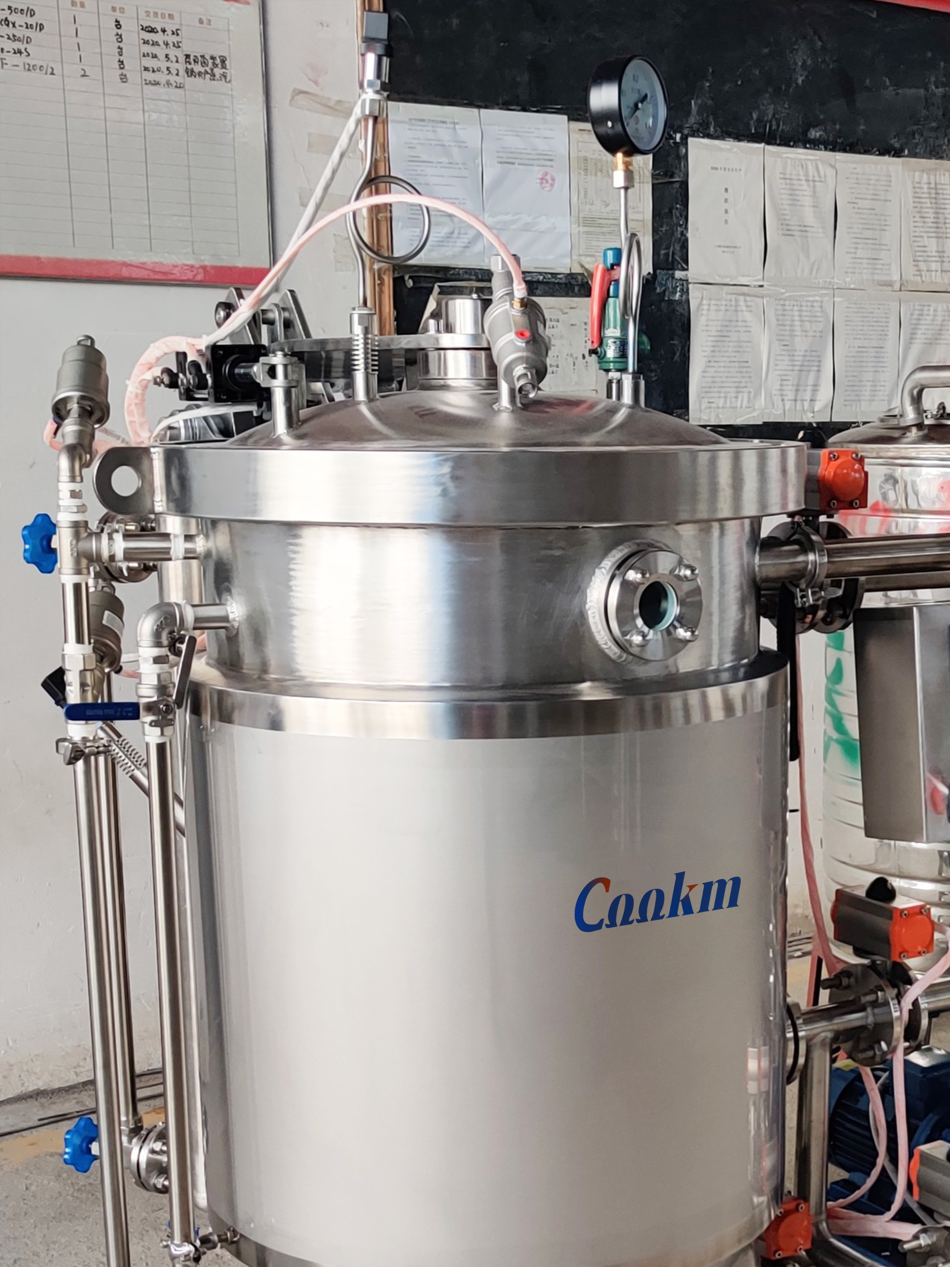Vertical sterilization retort