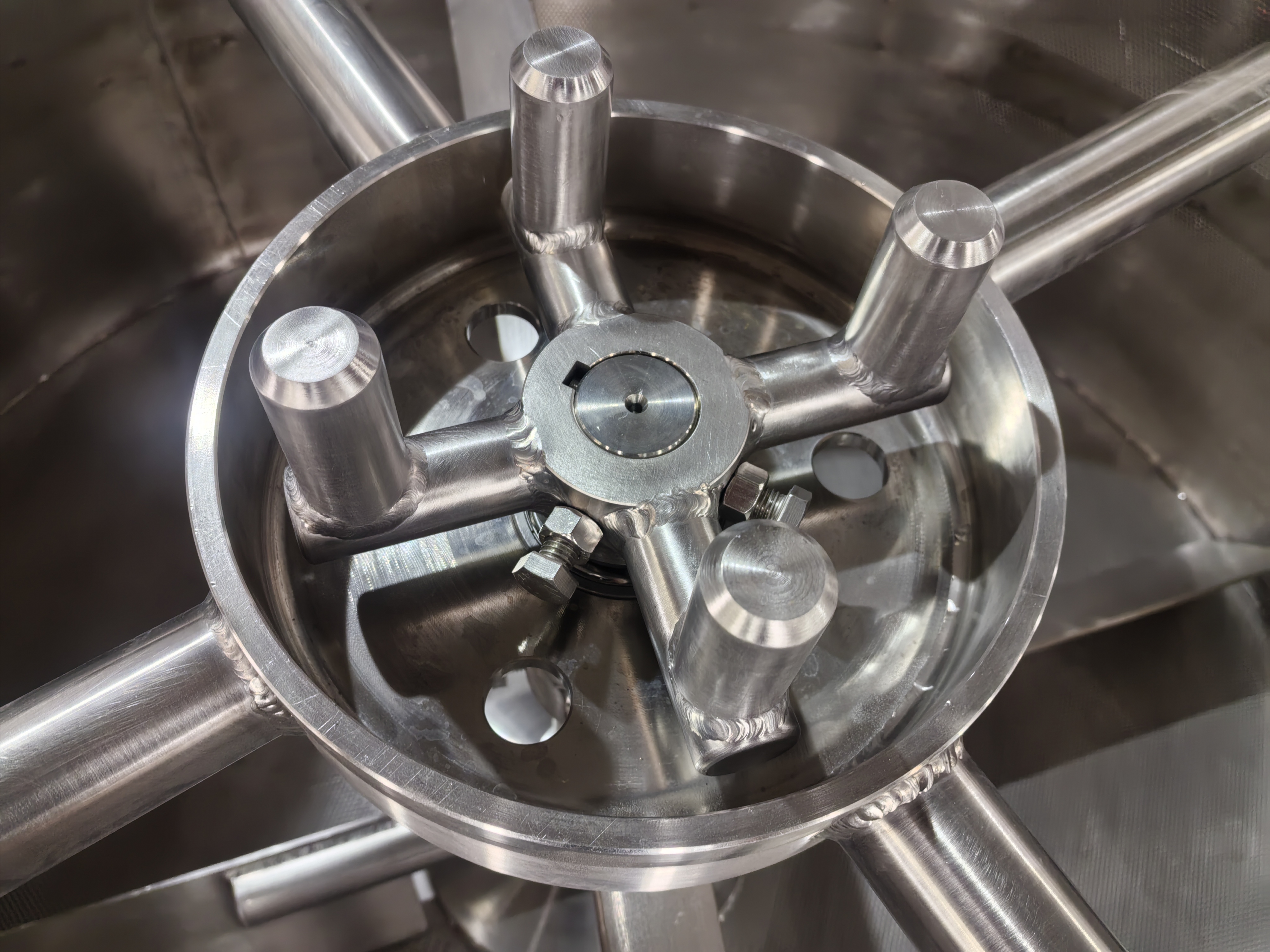 Vacuum sealed pressure cooker with agitator