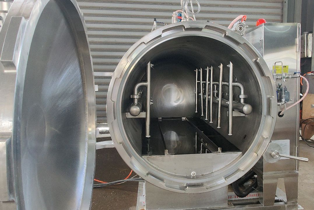 Side spray sterilization retort